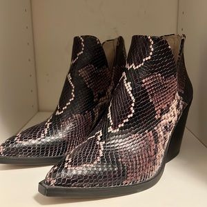 Vince Camuto shoe bootie. Leather. 6M in like new condition.